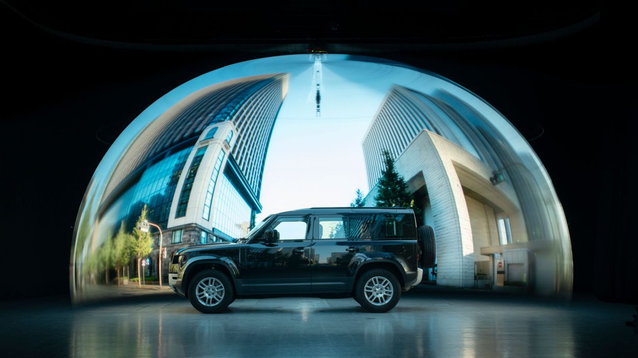 GYBOWが30秒かけて一周し、クルマ全体を露光し終わった画像。カメラの前をGYBOWが横切っても、
映りには基本的に影響しない。カメラ側の順目面まで途切れのない映り込みを作成することが可能。<br>
<br>
Photographer : 遠藤 匡<br>
GYBOW_Operator : 深谷 征生、平松 大地（VIG）<br>