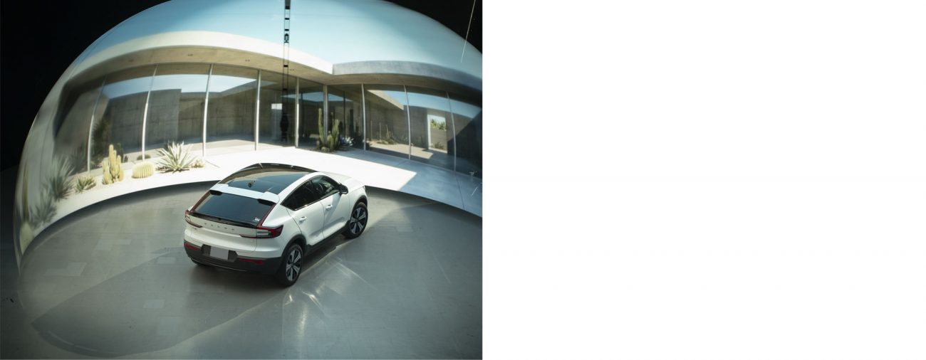 EXPOSURE（30秒の露光） GYBOWを使い、スタジオで実車にその光を同期・定着。
