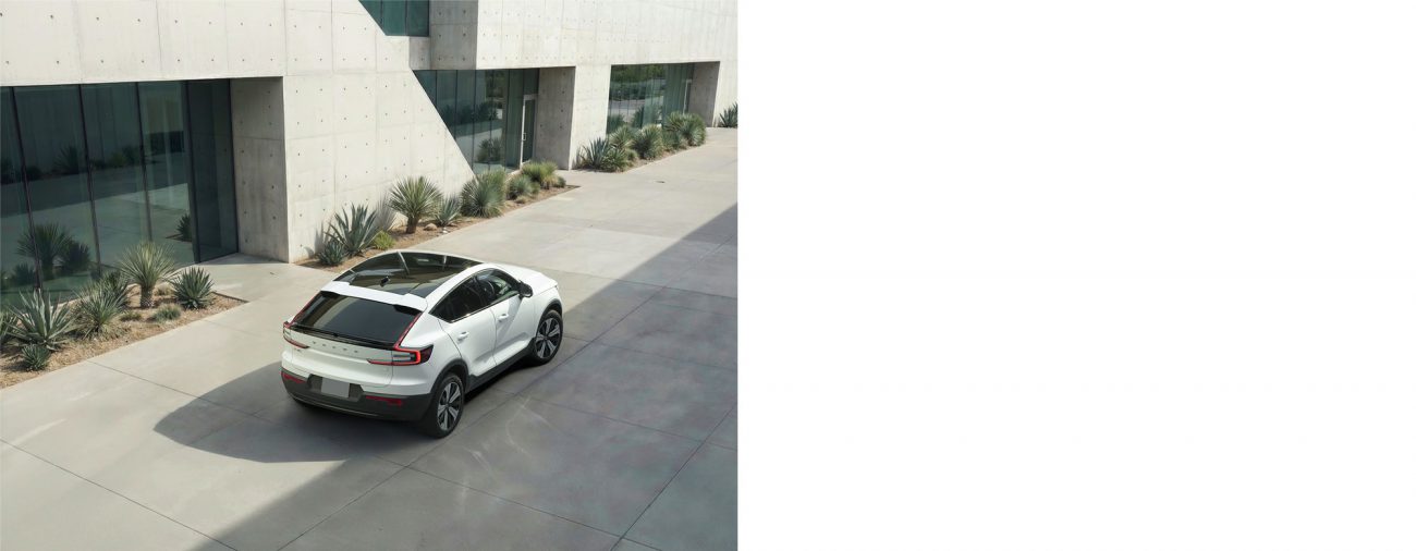 INTEGRATION（統合し、現実味を創造する）背景と車、そして演出の光を一つの世界へと結びつける。
